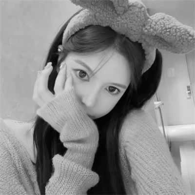 2025微信黑白女生头像高清真人