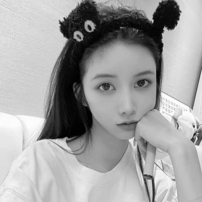 2025微信黑白女生头像高清真人