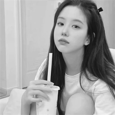 2025微信黑白女生头像高清真人