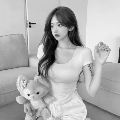 2025微信黑白女生头像高清真人