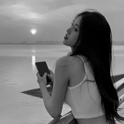 2025微信黑白女生头像高清真人