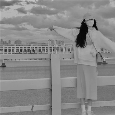 女生微信头像ins高级黑白图片