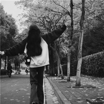 女生微信头像ins高级黑白图片