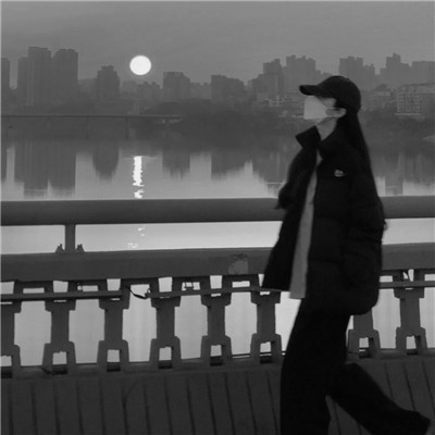 女生微信头像ins高级黑白图片
