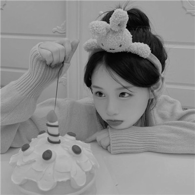 女生微信头像ins高级黑白图片