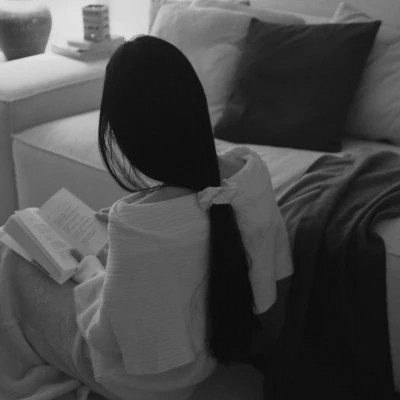 女生微信头像ins高级黑白图片