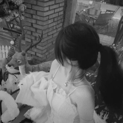 女生微信头像ins高级黑白图片