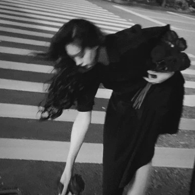 女生微信头像ins高级黑白图片
