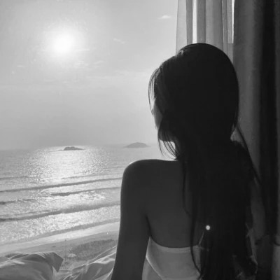 黑白高级感女生背影