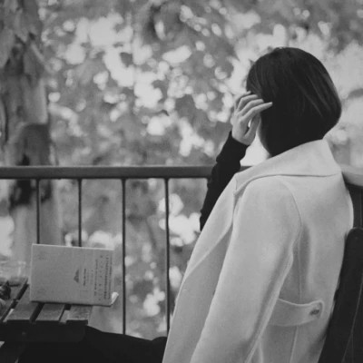 黑白高级感女生背影