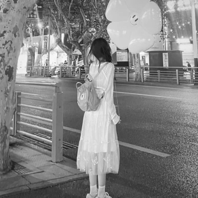 黑白高级感女生背影