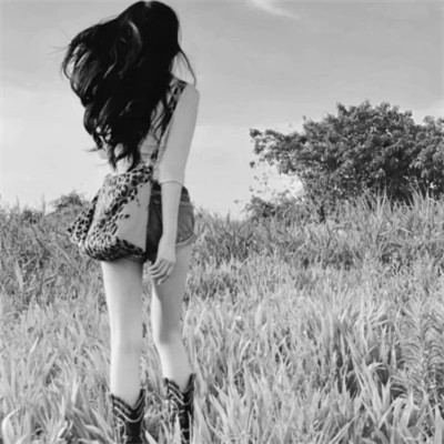 黑白高级感女生背影