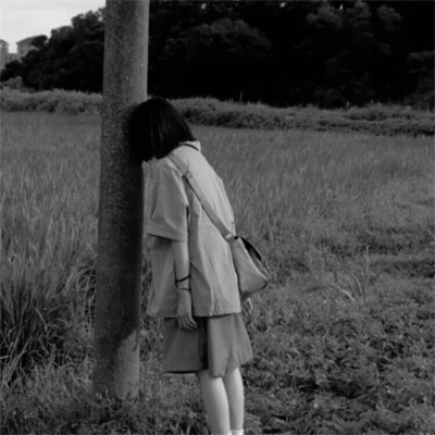 黑白高级感女生背影