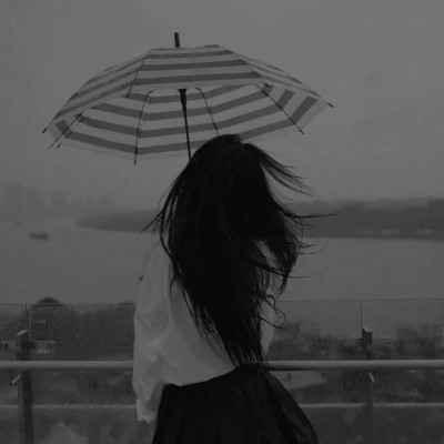 黑白高级感女生背影