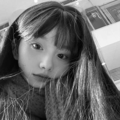 黑白色系的女生头像真人高清
