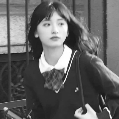 黑白色系的女生头像真人高清
