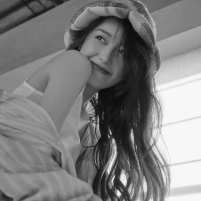 黑白色系的女生头像真人高清