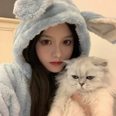 女生抱猫头像高清图片