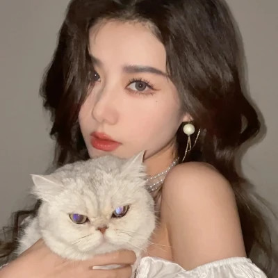 女生抱猫头像高清图片
