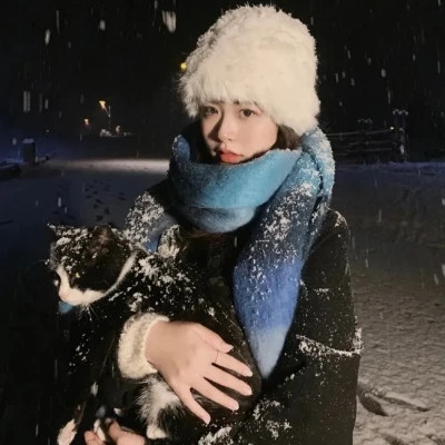 女生抱猫头像高清图片