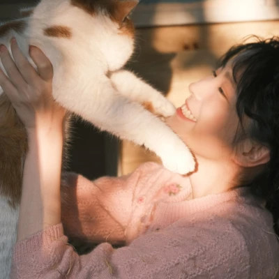 女生抱猫头像高清图片