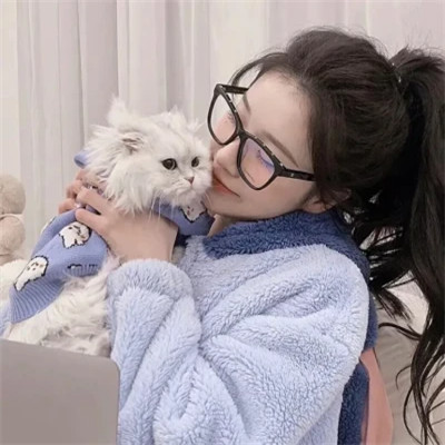 女生抱猫头像高清图片