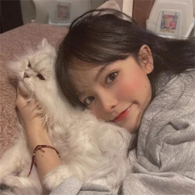 女生抱猫头像高清图片