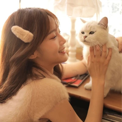 女生抱猫头像高清图片