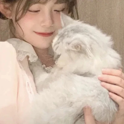 女生抱猫头像高清图片