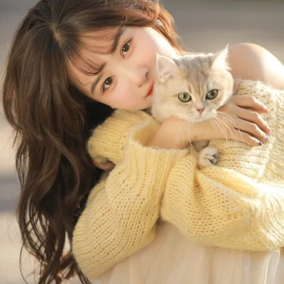女生抱猫头像高清图片