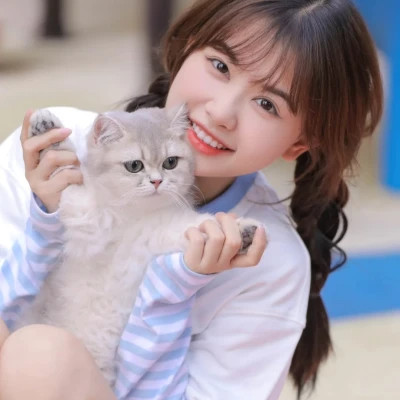 女生抱猫头像高清图片