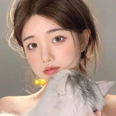 女生抱猫头像高清图片