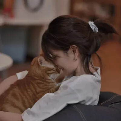 女生抱猫头像高清图片