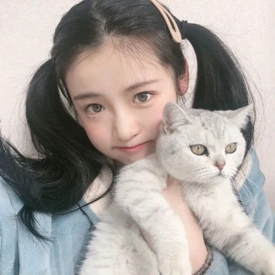 女生抱猫头像高清图片