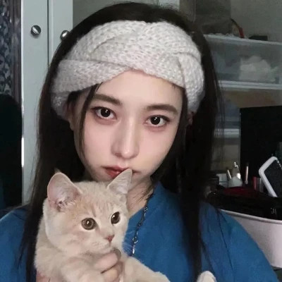 女生抱猫头像高清图片