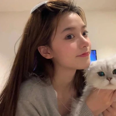 女生抱猫头像高清图片