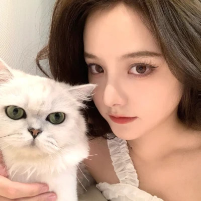 女生抱猫头像高清图片
