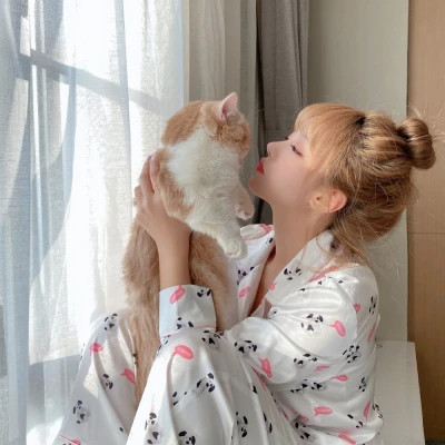 女生抱猫头像高清图片