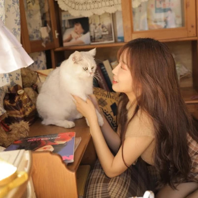 女生抱猫头像高清图片