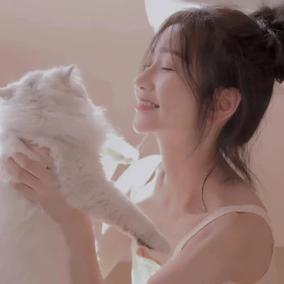 女生抱猫头像高清图片