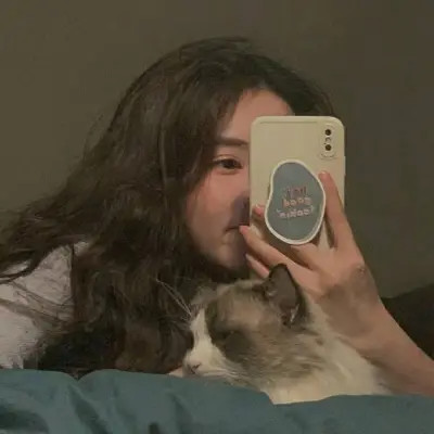 女生抱猫头像高清图片