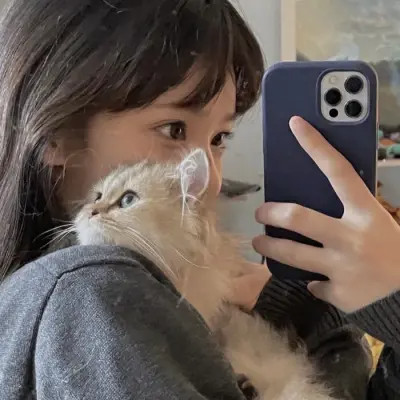 女生抱猫头像高清图片