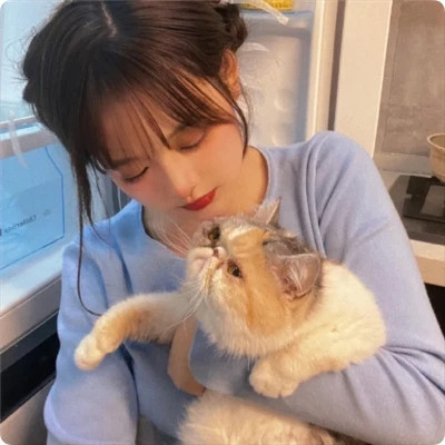 女生抱猫头像高清图片