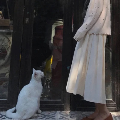 女生抱猫头像高清图片