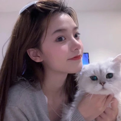 女生抱猫头像高清图片