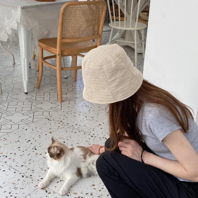 女生抱猫头像高清图片
