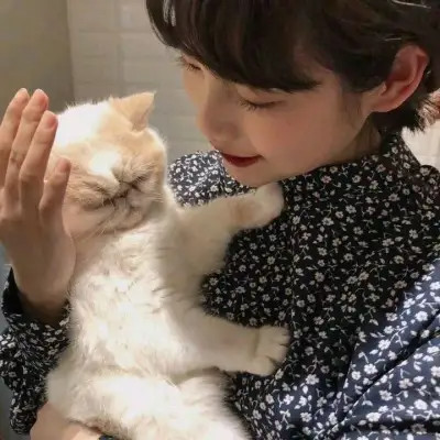 女生抱猫头像高清图片