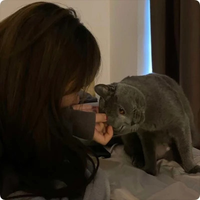 女生抱猫头像高清图片