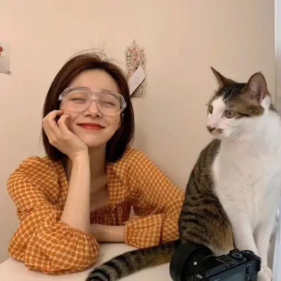 女生抱猫头像高清图片
