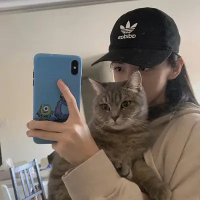 女生抱猫头像高清图片